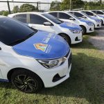 Frota de veículos do programa Melhor em Casa estacionados em fila.