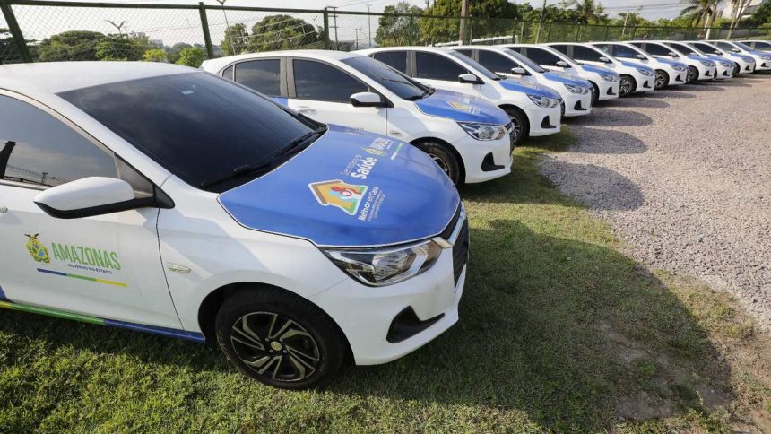 Frota de veículos do programa Melhor em Casa estacionados em fila.