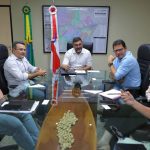 Governador Wilson Lima assina ordem de serviço em reunião.