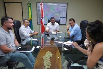 Governador Wilson Lima assina ordem de serviço em reunião.