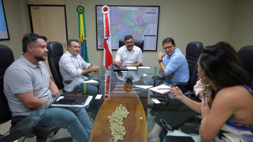 Governador Wilson Lima assina ordem de serviço em reunião.