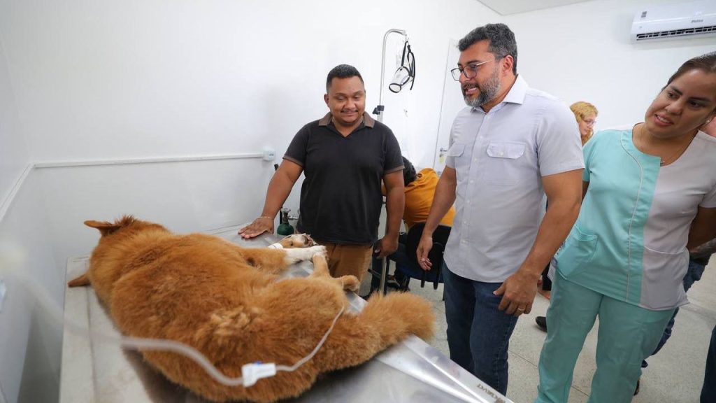 Governador Wilson Lima visita cão em hospital veterinário no Amazonas.