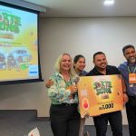 Grupo comemorando prêmio da campanha 'Sorte do Dono' do Sicredi.