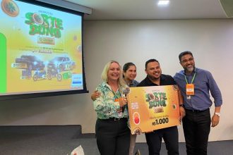 Grupo comemorando prêmio da campanha 'Sorte do Dono' do Sicredi.