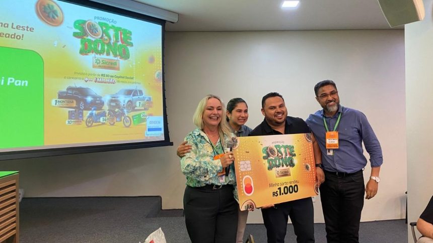Grupo comemorando prêmio da campanha 'Sorte do Dono' do Sicredi.