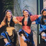 Grupo de dança se apresenta com trajes coloridos no Festival Cultural de Tabernáculos em Ponta Negra.
