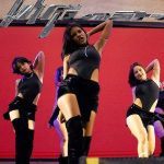 Grupo de dança se apresenta no palco