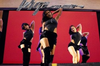 Grupo de dança se apresenta no palco