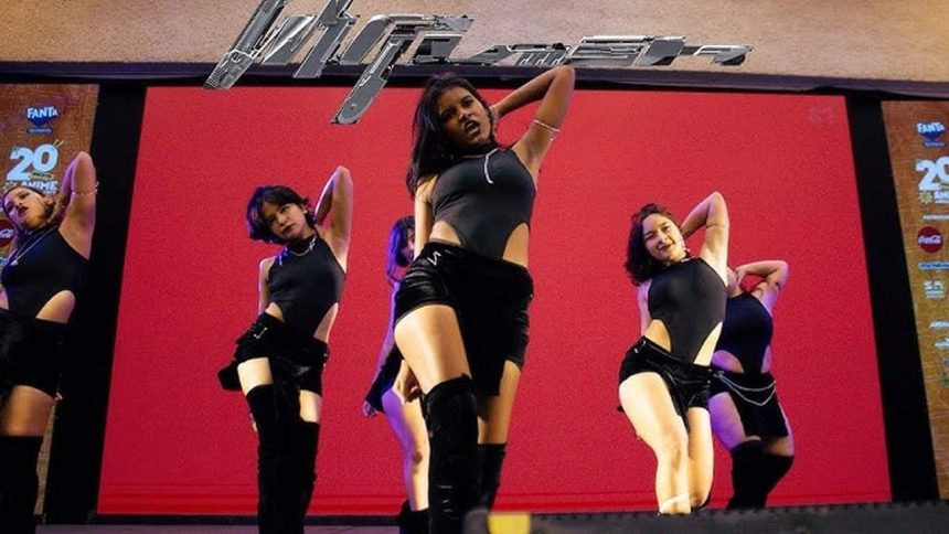 Grupo de dança se apresenta no palco