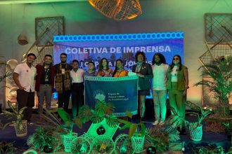 Grupo de jovens líderes da Amazônia Legal com bandeira em evento COP 30.