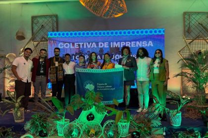 Grupo de jovens líderes da Amazônia Legal com bandeira em evento COP 30.