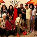 Grupo de pessoas celebrando prêmios no Festival de Teatro da Amazônia.