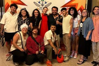 Grupo de pessoas celebrando prêmios no Festival de Teatro da Amazônia.