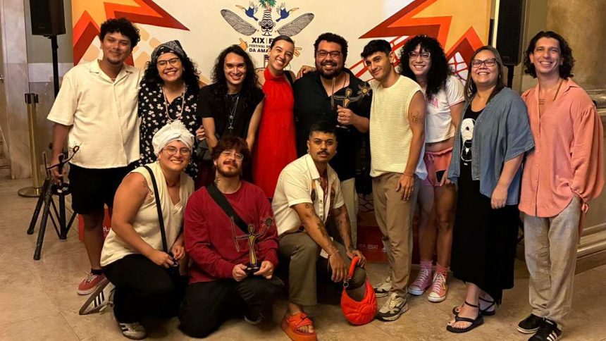 Grupo de pessoas celebrando prêmios no Festival de Teatro da Amazônia.