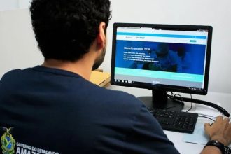 Homem acessa o site do CETAM para inscrições em cursos gratuitos no Amazonas.
