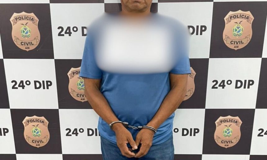 Homem algemado em frente a um fundo policial. Censura facial.