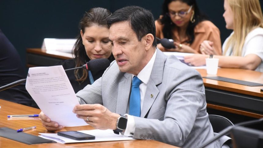 Homem de terno lendo documentos durante reunião