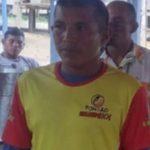 Homem em camiseta amarela e vermelha, possivelmente relacionado à investigação sobre morte de indígena.