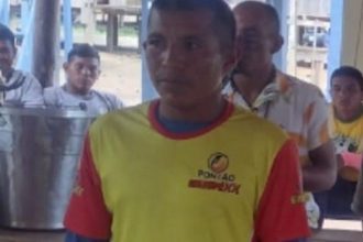 Homem em camiseta amarela e vermelha, possivelmente relacionado à investigação sobre morte de indígena.