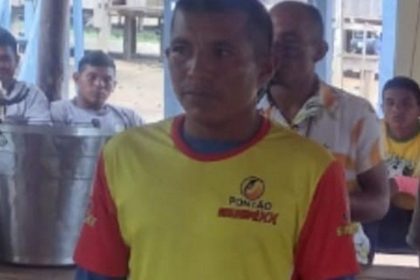 Homem em camiseta amarela e vermelha, possivelmente relacionado à investigação sobre morte de indígena.