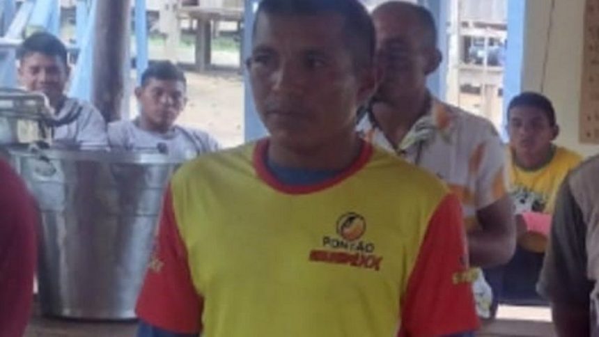 Homem em camiseta amarela e vermelha, possivelmente relacionado à investigação sobre morte de indígena.