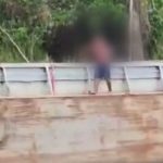 Homem em embarcação em chamas no Amazonas.
