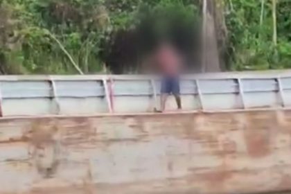 Homem em embarcação em chamas no Amazonas.