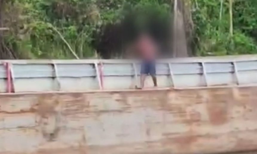 Homem em embarcação em chamas no Amazonas.