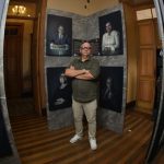 Homem em exposição de fotos 'Notáveis da Justiça' no Shopping ViaNorte.