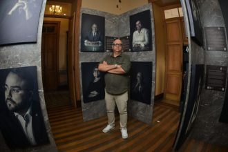 Homem em exposição de fotos 'Notáveis da Justiça' no Shopping ViaNorte.