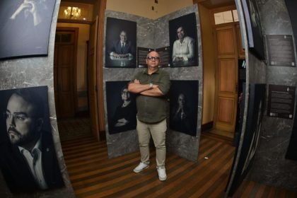 Homem em exposição de fotos 'Notáveis da Justiça' no Shopping ViaNorte.
