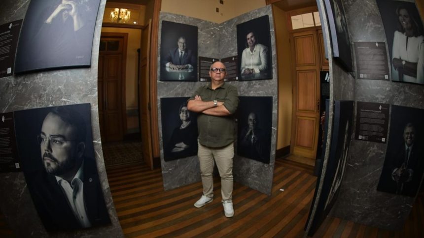 Homem em exposição de fotos 'Notáveis da Justiça' no Shopping ViaNorte.