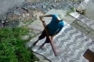 Homem suspeito de furto de hidrômetro capturado em imagem.