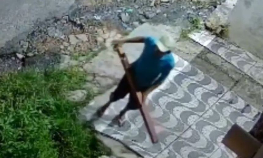 Homem suspeito de furto de hidrômetro capturado em imagem.