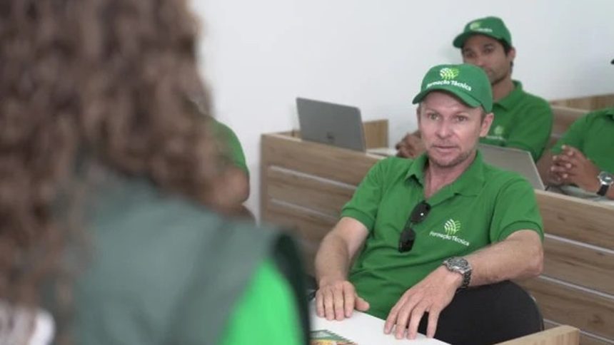 Homens em curso de Técnico em Segurança do Trabalho, usando bonés e camisas verdes.