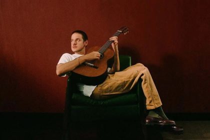 Rubel chega ao Teatro Amazonas com a turnê “Beleza. Rubel e violão”