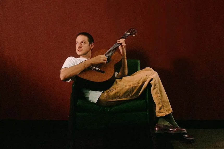 Rubel chega ao Teatro Amazonas com a turnê “Beleza. Rubel e violão”