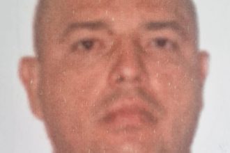 Imagem de homem procurado pela polícia por agressão com capacete em Manaus