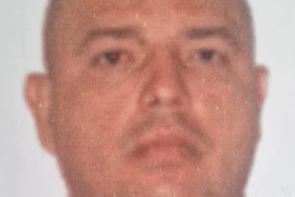 Imagem de homem procurado pela polícia por agressão com capacete em Manaus
