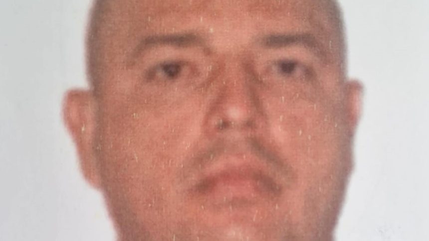 Imagem de homem procurado pela polícia por agressão com capacete em Manaus