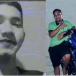 Imagem de jovens, um em preto e branco e outro em pé ao lado de uma moto azul.