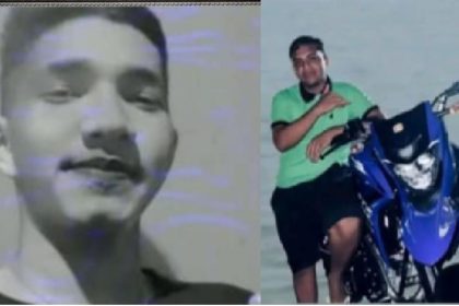 Imagem de jovens, um em preto e branco e outro em pé ao lado de uma moto azul.