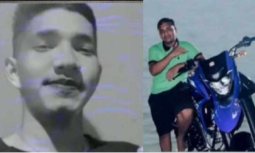 Imagem de jovens, um em preto e branco e outro em pé ao lado de uma moto azul.