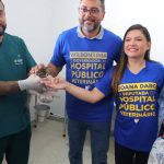 Inauguração do Hospital Público Veterinário em Manaus: Equipe e autoridades posam com filhote de gato.
