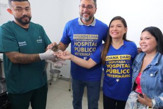 Inauguração do Hospital Público Veterinário em Manaus: Equipe e autoridades posam com filhote de gato.