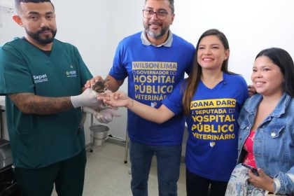 Inauguração do Hospital Público Veterinário em Manaus: Equipe e autoridades posam com filhote de gato.