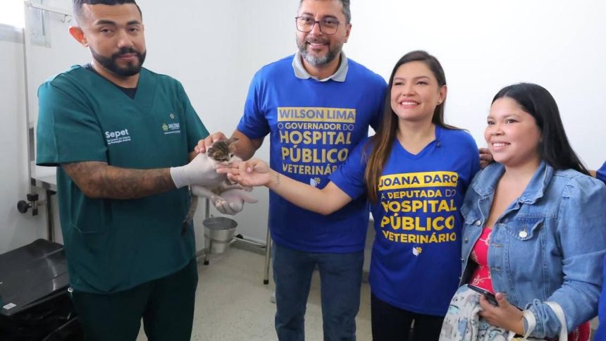 Inauguração do Hospital Público Veterinário em Manaus: Equipe e autoridades posam com filhote de gato.