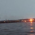 Incêndio em balsas no Rio Amazonas após ataque de piratas.