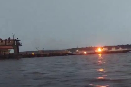 Incêndio em balsas no Rio Amazonas após ataque de piratas.