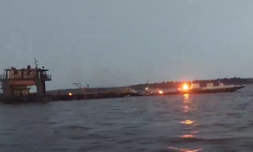 Incêndio em balsas no Rio Amazonas após ataque de piratas.